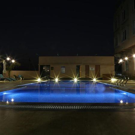 เดอะ เฟิร์น เรสซิเดนซี กาแล็กซี มอลล์ Hotel Mundra ภายนอก รูปภาพ