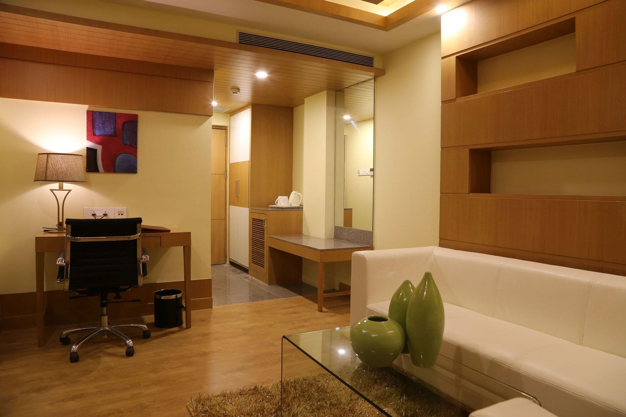 เดอะ เฟิร์น เรสซิเดนซี กาแล็กซี มอลล์ Hotel Mundra ภายนอก รูปภาพ