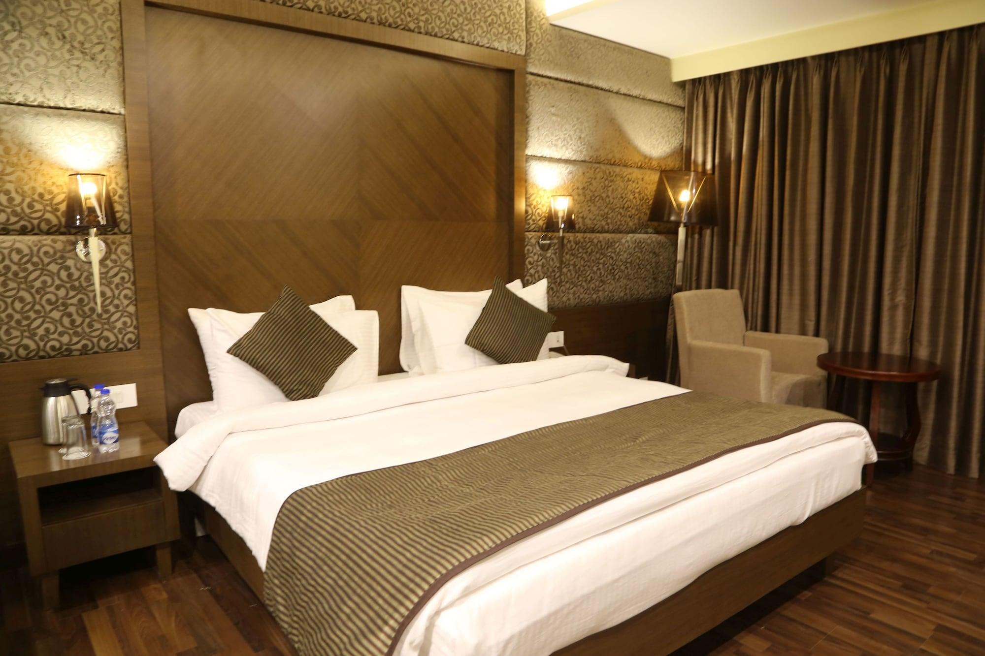 เดอะ เฟิร์น เรสซิเดนซี กาแล็กซี มอลล์ Hotel Mundra ภายนอก รูปภาพ