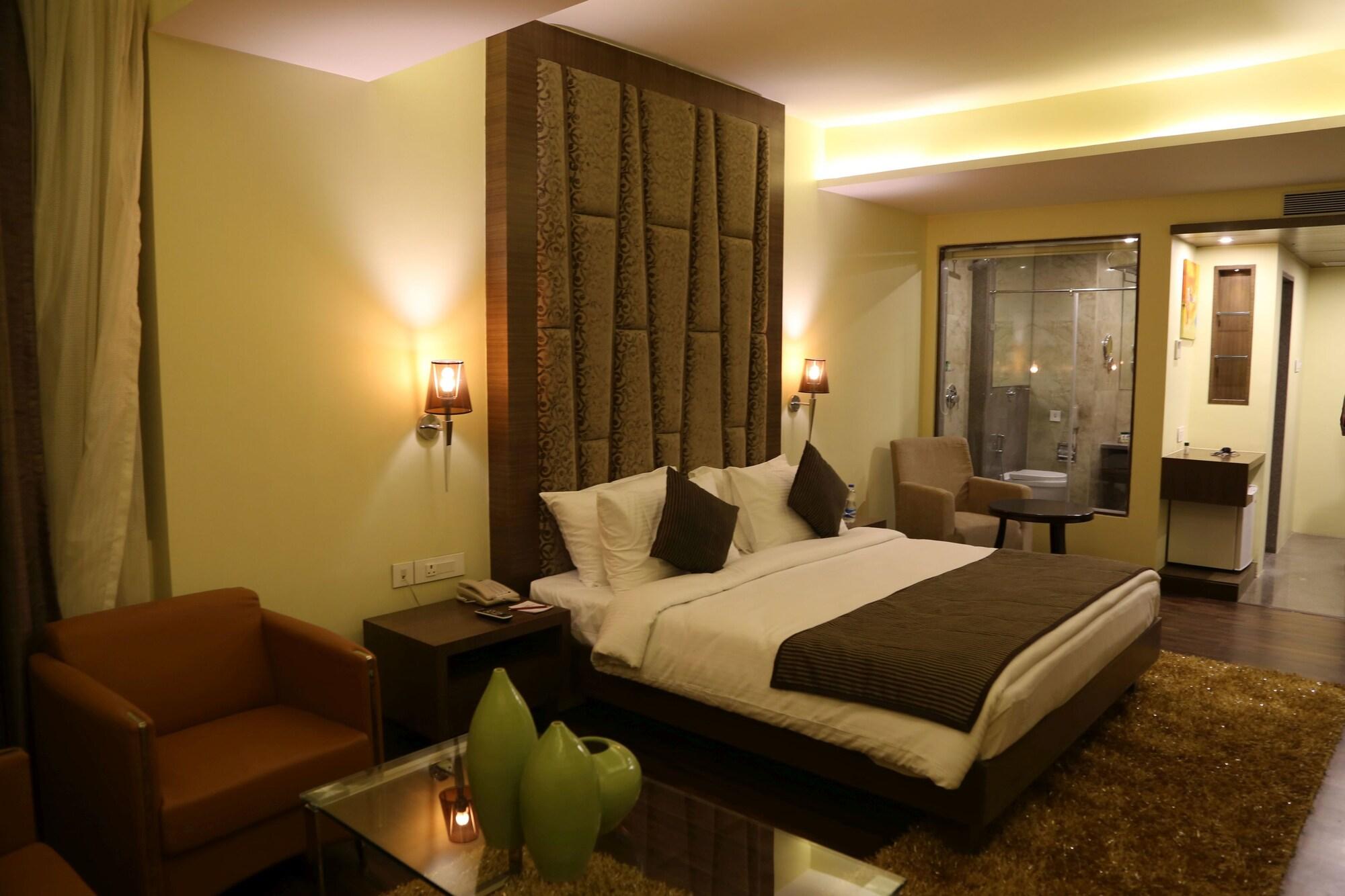 เดอะ เฟิร์น เรสซิเดนซี กาแล็กซี มอลล์ Hotel Mundra ภายนอก รูปภาพ