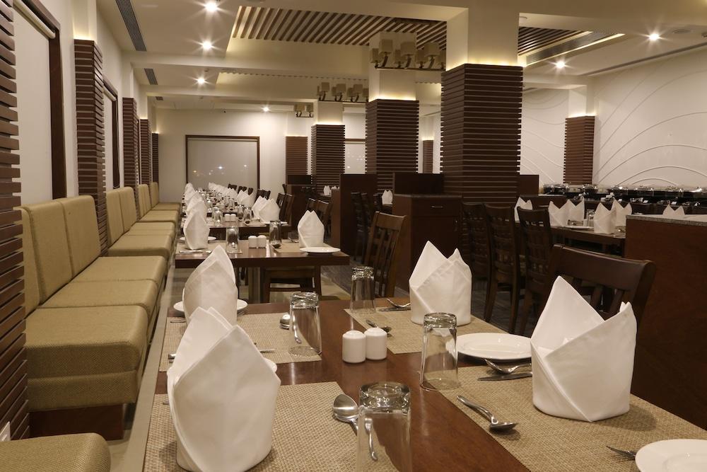 เดอะ เฟิร์น เรสซิเดนซี กาแล็กซี มอลล์ Hotel Mundra ภายนอก รูปภาพ
