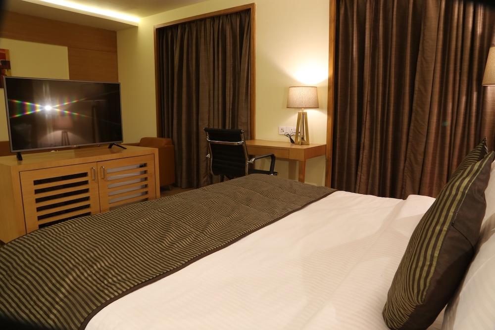 เดอะ เฟิร์น เรสซิเดนซี กาแล็กซี มอลล์ Hotel Mundra ภายนอก รูปภาพ