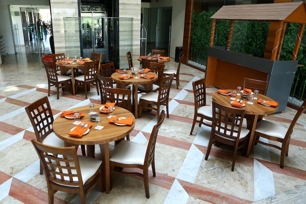 เดอะ เฟิร์น เรสซิเดนซี กาแล็กซี มอลล์ Hotel Mundra ภายนอก รูปภาพ