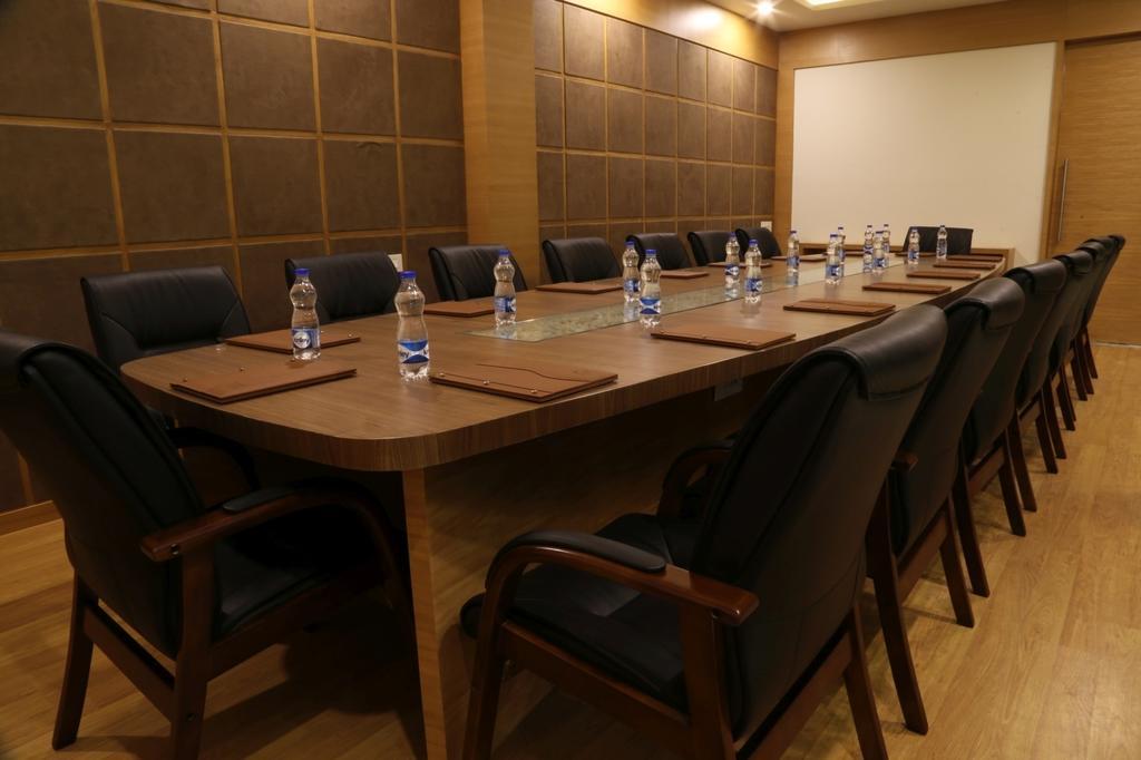 เดอะ เฟิร์น เรสซิเดนซี กาแล็กซี มอลล์ Hotel Mundra ภายนอก รูปภาพ