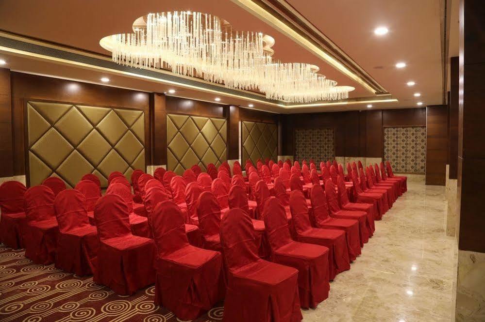 เดอะ เฟิร์น เรสซิเดนซี กาแล็กซี มอลล์ Hotel Mundra ภายนอก รูปภาพ