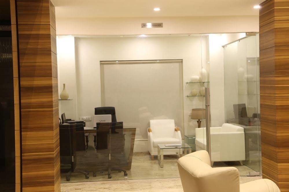 เดอะ เฟิร์น เรสซิเดนซี กาแล็กซี มอลล์ Hotel Mundra ภายนอก รูปภาพ