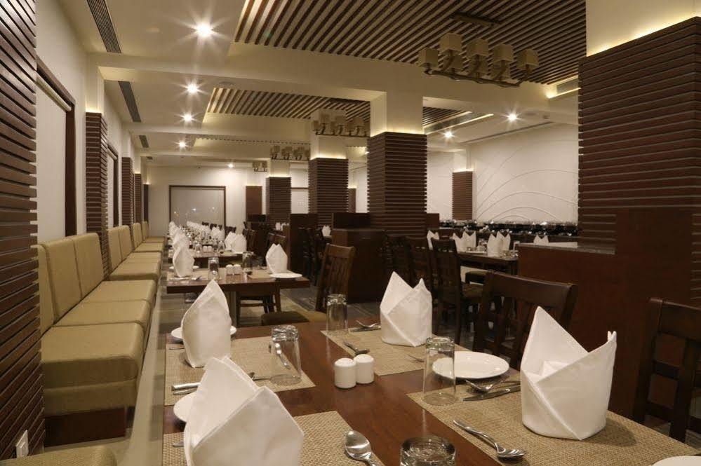 เดอะ เฟิร์น เรสซิเดนซี กาแล็กซี มอลล์ Hotel Mundra ภายนอก รูปภาพ