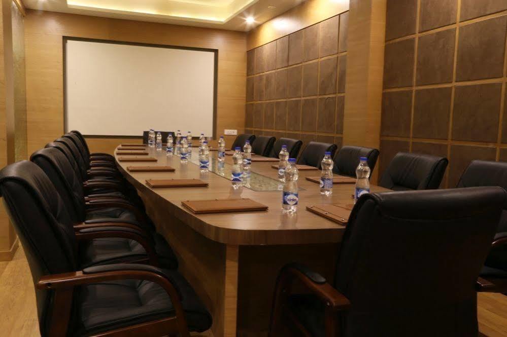 เดอะ เฟิร์น เรสซิเดนซี กาแล็กซี มอลล์ Hotel Mundra ภายนอก รูปภาพ