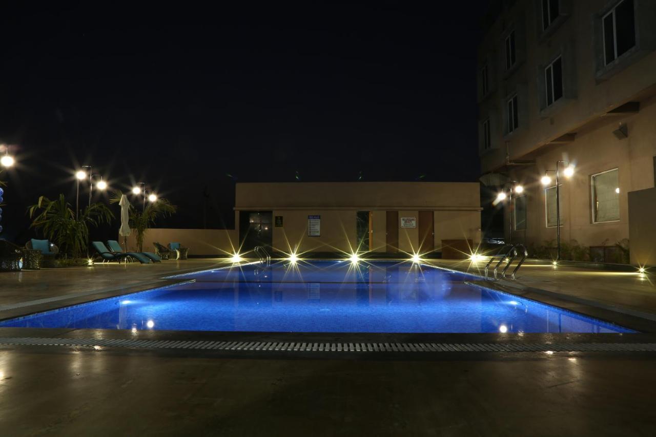 เดอะ เฟิร์น เรสซิเดนซี กาแล็กซี มอลล์ Hotel Mundra ภายนอก รูปภาพ