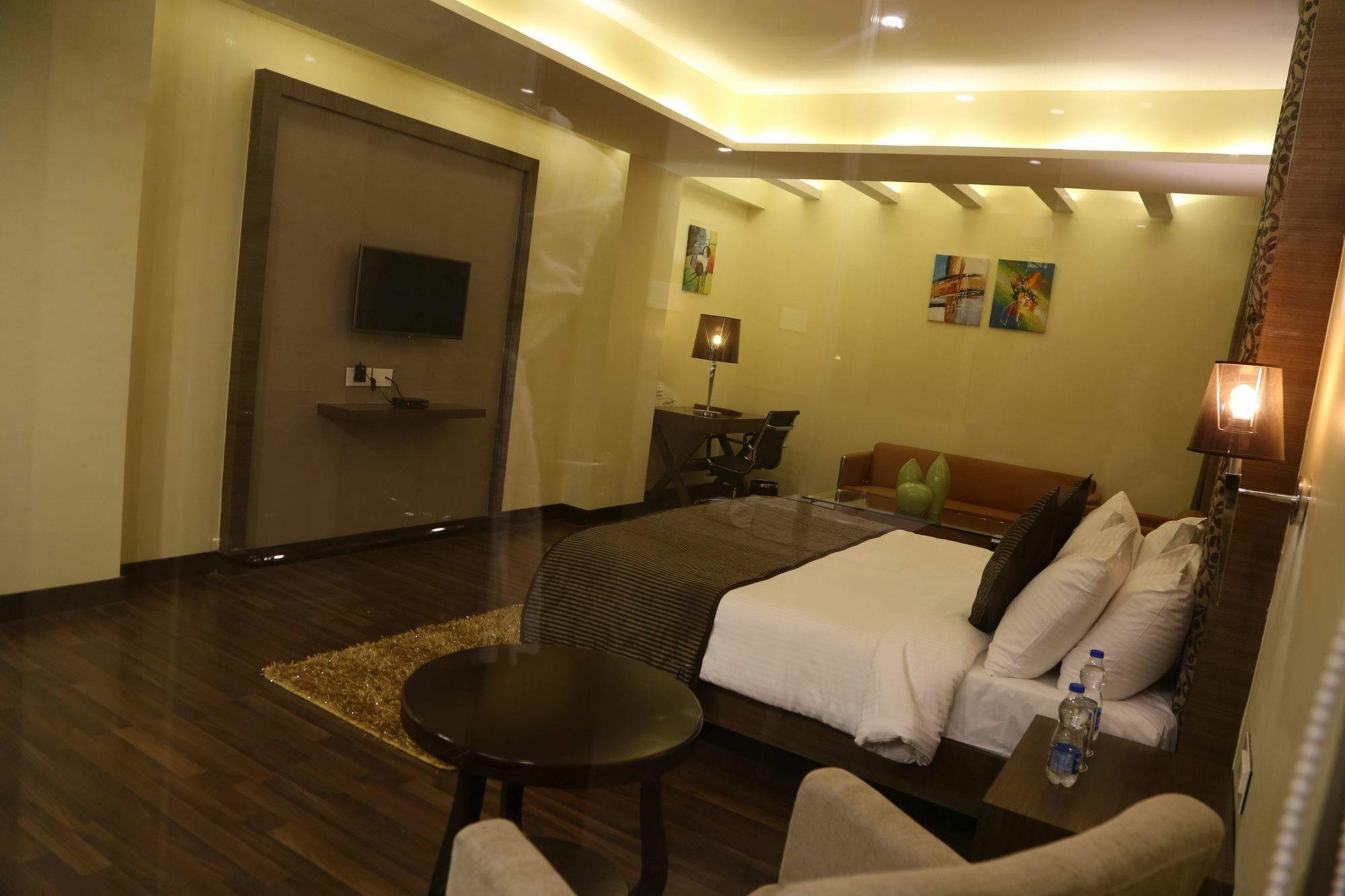 เดอะ เฟิร์น เรสซิเดนซี กาแล็กซี มอลล์ Hotel Mundra ภายนอก รูปภาพ