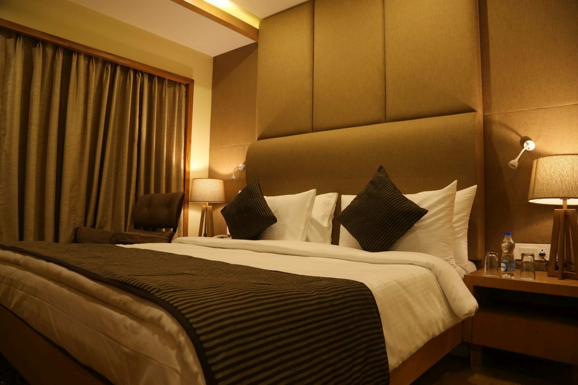 เดอะ เฟิร์น เรสซิเดนซี กาแล็กซี มอลล์ Hotel Mundra ภายนอก รูปภาพ
